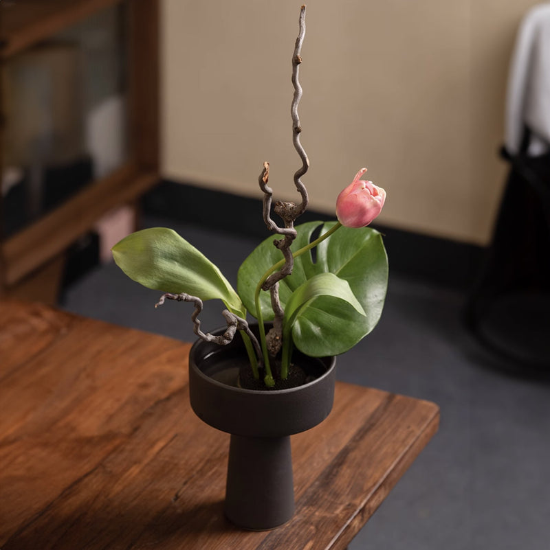 Ikebana vase swimmer