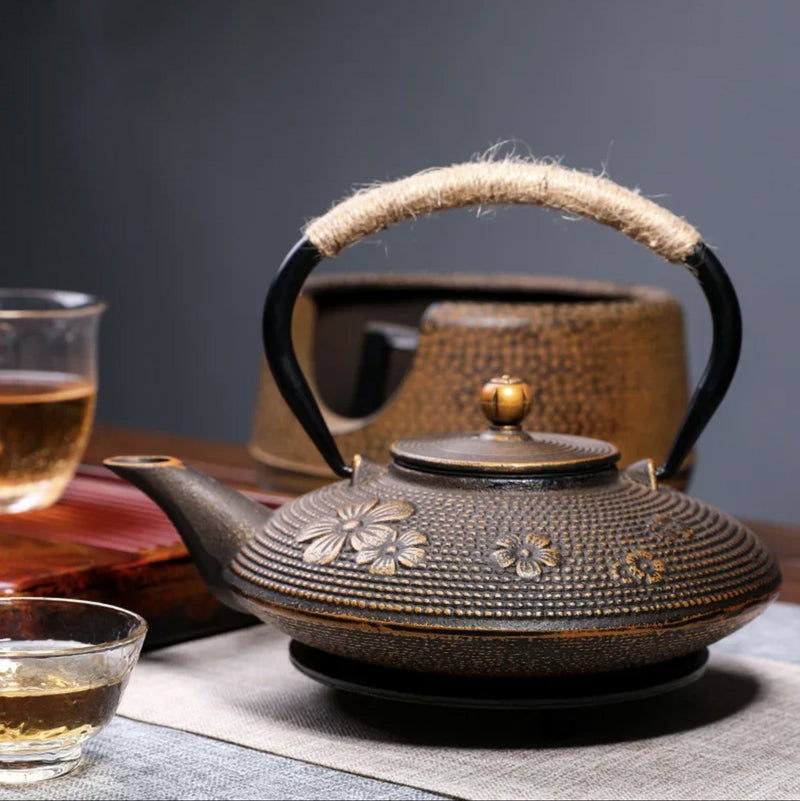 Japanese teapot in flat cast iron with flowers