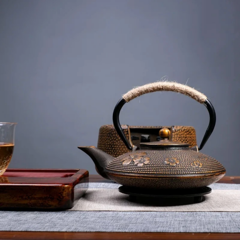 Japanese teapot in flat cast iron with flowers