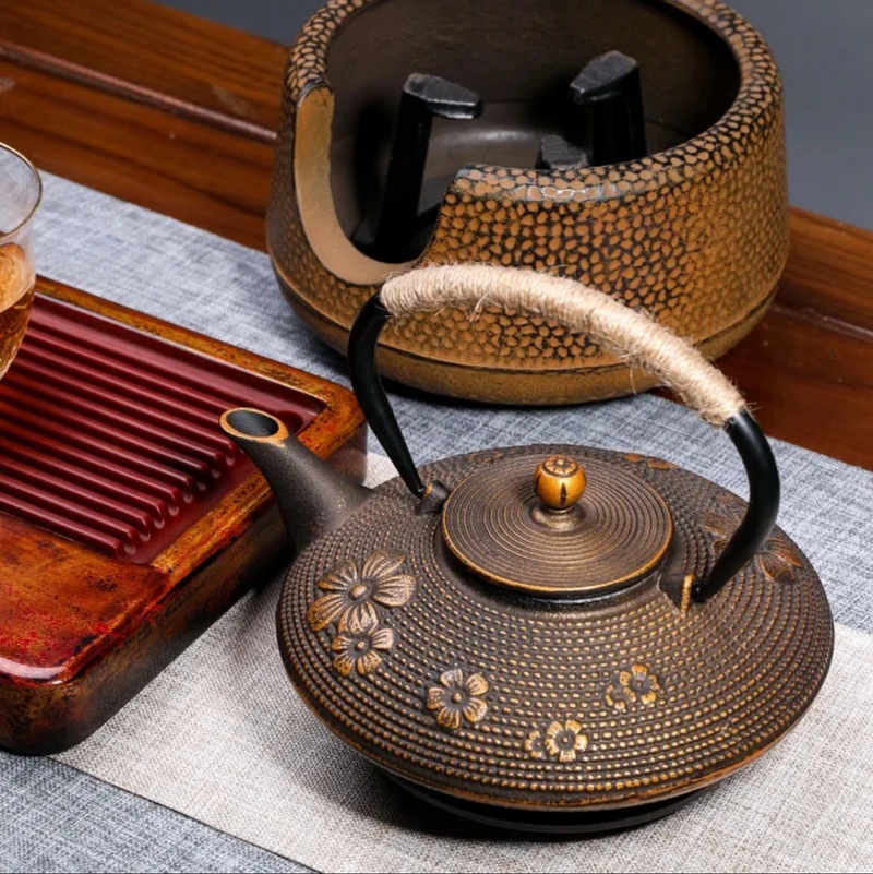 Japanese teapot in flat cast iron with flowers