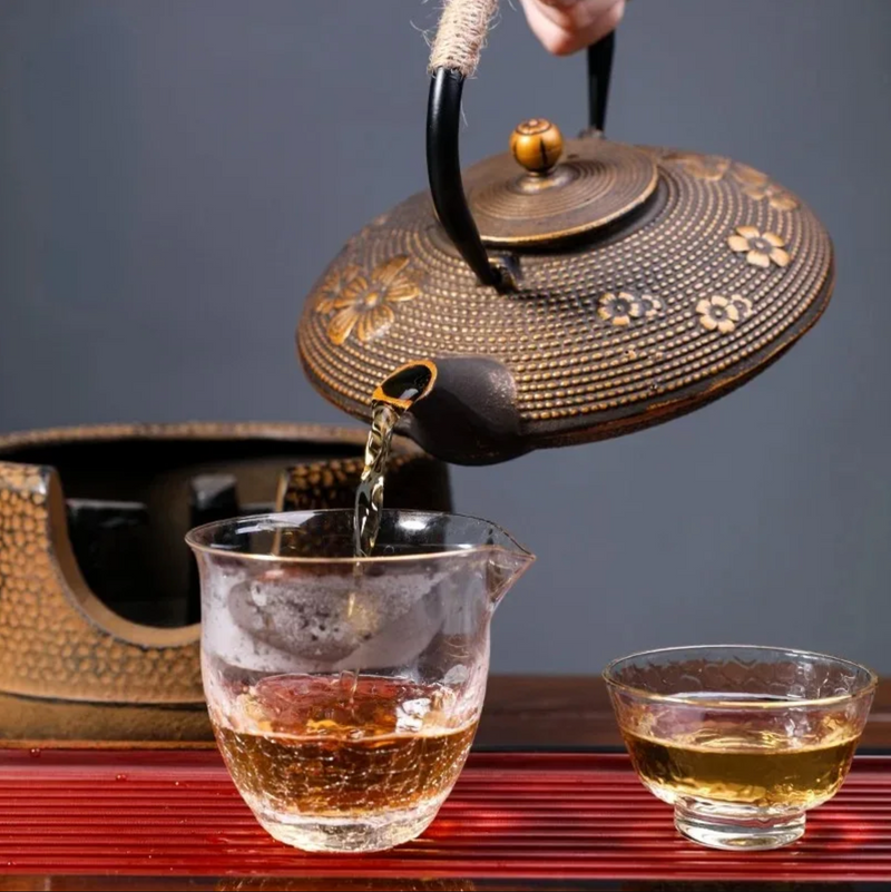 Japanese teapot in flat cast iron with flowers