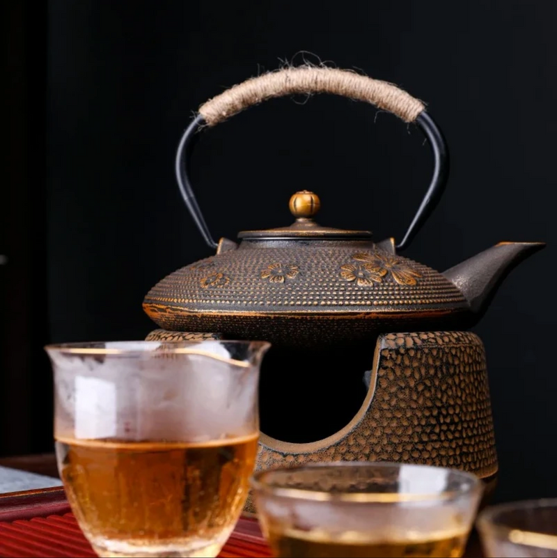 Japanese teapot in flat cast iron with flowers